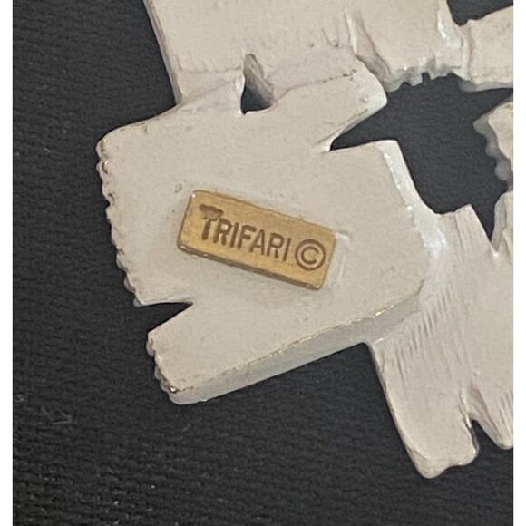 Vtg 60s Crown Trifari White Enamel Abstract Geometric Brooch Pin Signed Jewelry - Picture 4 of 6